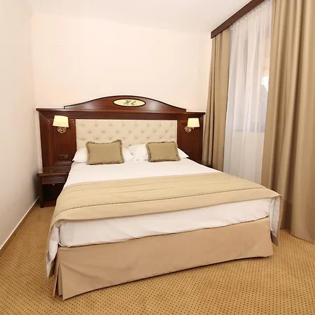 Отель Carmen 4*